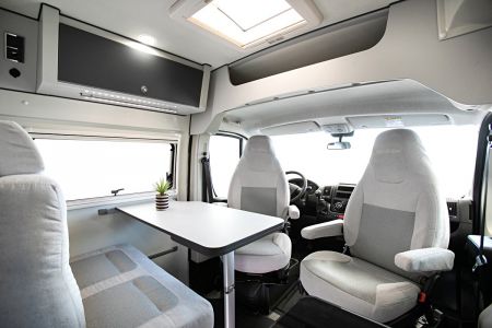 Voilà une cabine "traditionnelle" (avec son rangement au dessus de la cabine) sur le Font Vendôme Leader Van Duo. Le constructeur réserve la cabine ouverte de série sur sa gamme Séjour, en option sur sa gamme Evasion.