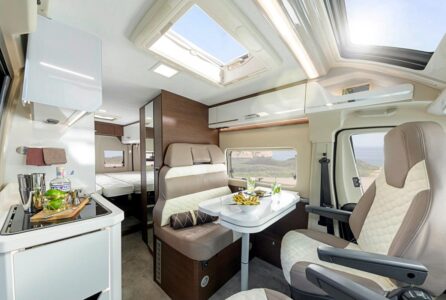 Chez Karmann Mobil, la cabine ouverte s'invite sur les 2 gammes : Davis et Davis View (avec toit relevable). L'intérieur est encore plus lumineux avec l'option skyroof (seulement sur gamme Davis).