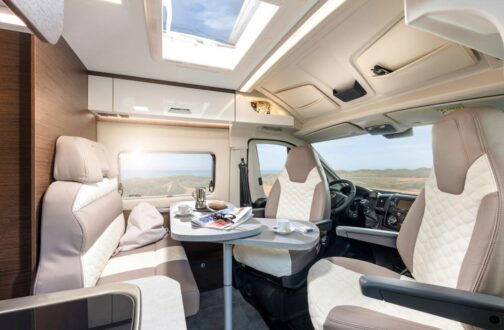 Chaque marque aménage la cabine ouverte à sa guise : Karmann-Mobil rajoute des vide-poches...