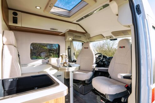 ... d'autres laissent le plafond de la cabine ouverte vierge de rangements. Comme Pilote qui intègre des spots lumineux, et soigne l'intégration des placards latéraux en épousant la courbe de carrosserie.