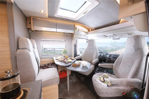 ...Pössl (Trenta 600) est le seul aménageur à concilier cabine ouverte avec un rangement de pavillon à minima...