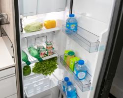 Randger R 602 - Nouveau frigo à compression de 138 l. Moins profond que le précédent, il libère 8 cm de circulation dans le couloir.