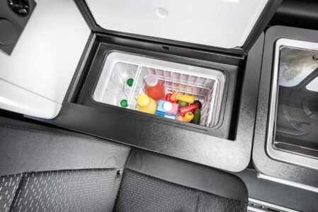 Accessible par le haut, le mini-frigo BI 30 de Webasto affiche une contenance de 30 litres.