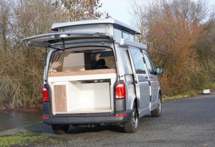 Grande soute de 85 cm de profondeur. La qualité des finitions n'est pas un vain mot et s'apprécie aux petites détails, à l'image du raccord de douche en laiton.