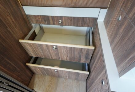 Profonds tiroirs montés sur des coulisses de qualité.