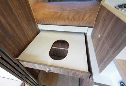 Ce tableau sur coulisse accueille la table lorsqu'elle n'est pas utilisée.