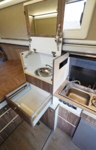 Console pour la toilette avec lavabo indépendant et raccord douche pour le flexible.