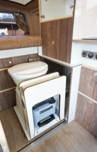 WC à cassette discrètement caché dans un placard.