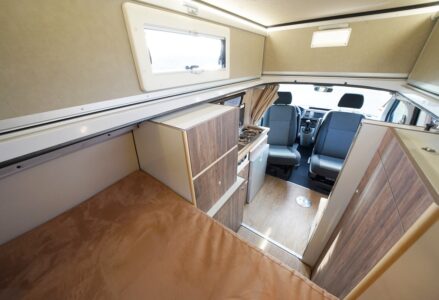 Très bonne largeur de circulation au centre du véhicule.