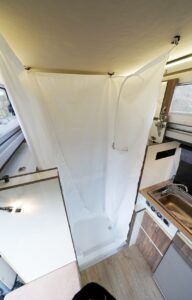 La douche ne constitue pas un gadget. Bien conçue, elle offre un receveur en polyester suffisamment profond et rideau de douche qui ne colle pas à la peau.