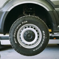 Le tout-terrain ne s'improvise pas, Diligence propose des modifications de pneumatiques et de suspensions adaptées.