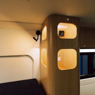 Fruits du savoir-faire en ébénisterie haut de gamme, les lignes sobre du mobilier sont une des marques de fabrique de Diligence.