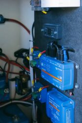 La partie électrique se concentre sur des batteries Lithium Victron Energy de grandes capacités, de 300 à 700 ampères-heures, pour un maximum d'autonomie.
