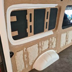 Diligence adapte les véhicules à une utilisation 3 ou 4 saisons. Des panneaux de fibres bio (chanvre, coton, lin) sont utilisés pour l'isolation.