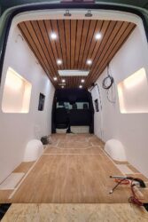 Diligence réalise des habillages sur mesure parmi un grand choix de matériaux et d’essence de bois. Les revêtements de ce Sprinter 4x4 sont en vaigrage blanc, le plafond en hêtre teinté et vernis, avec éclairages incrustés.