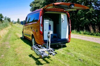 Les solutions de porte-vélos pivotants ne sont plus réservés aux seuls fourgons, le fabriquant Memo Europe les développe sur VW T5/T6 et récemment sur Ford Transit Custom.