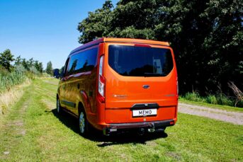 Le porte-vélos Van-Swing se substitue à une boule d'attelage existante pour venir la fixer sur un bras articulé, c'est astucieux.