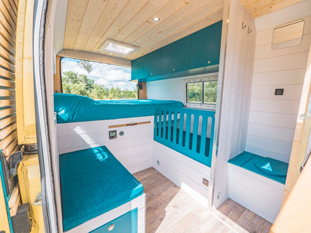 Réalisé pour un couple voyageant avec un jeune enfant, ce fourgon est équipé d'une banquette transformable en lit bébé.