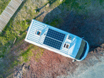 Le dimensionnement de l'installation solaire se fait en fonction des besoins spécifiques de chaque équipage, jusqu'à plus de 700 W si nécessaire.