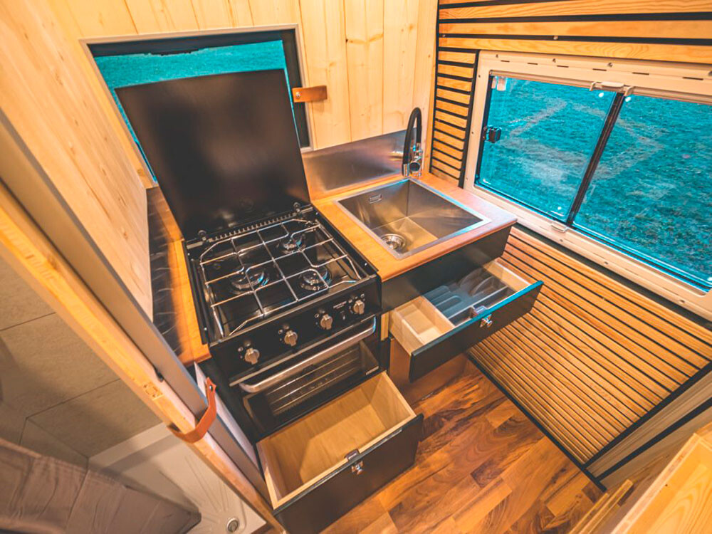 Le plus souvent, VanDesigners installe un four en cuisine.