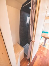 Des toilettes sèches à bord ? Fini les produits chimiques ! Presque tous les clients de VanDesigners se laissent tenter.