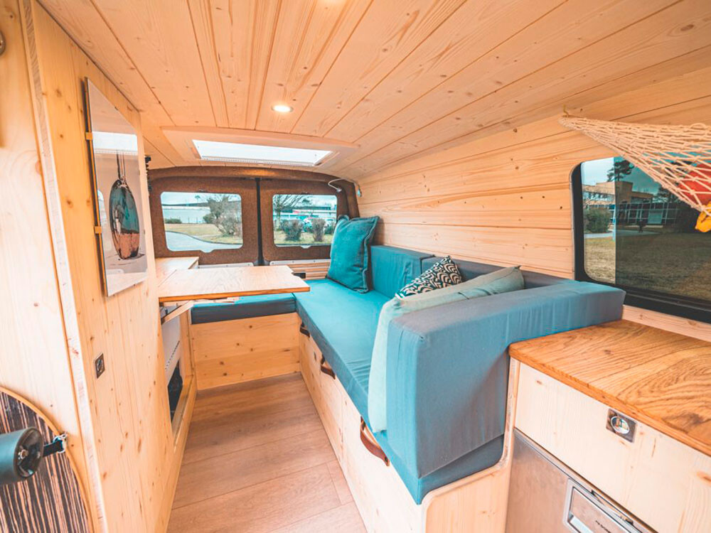 Derrière les lignes de cet aménagement très différent des vans classiques, on peine à reconnaître l'habitacle du T6 !
