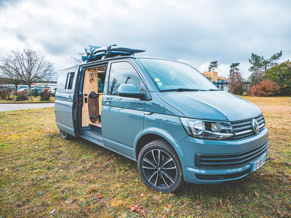 Pas de toit relevable pour ce vanlifer qui préfére utiliser le toit de son van pour stocker son équipement sportif.