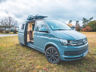 Pas de toit relevable pour ce vanlifer qui préfére utiliser le toit de son van pour stocker son équipement sportif.