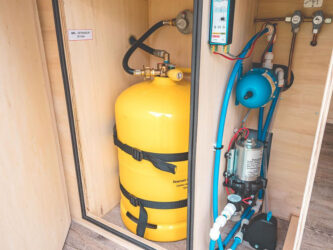 VanDesigners propose systématiquement l'installation d'un réservoir de GPL. Une solution jugée plus saine, moins chère, demandant moins de manutention et chauffant plus vite.