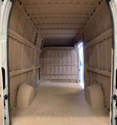 Le liège projeté recouvre l'intégralité de l'habitacle dans le but de réduire au maximum les ponts thermiques. Il est certifié biologique, sans biocide ni fongicide, et fabriqué grâce à des chutes issues d'exploitations durablement gérées dans les Landes.