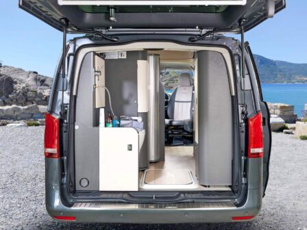 Accessible de l'extérieur comme de l'intérieur, la salle d'eau à l'arrière du Jules Verne intègre un WC chimique, un flexible de douche alimenté par un chauffe-eau 10 L, et un bac de douche qualitatif en polyester.