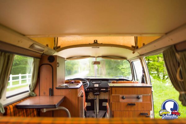 L'aménagement du Combi comprend un coin cuisine, une table et des espaces de rangement. @ Schmecko