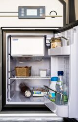 Frigo à compression de 49 L avec un petit compartiment pour les glaçons.