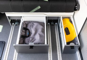 En plus d'être pratiques, ces tiroirs sont solidement construits sur des coulisses doubles.