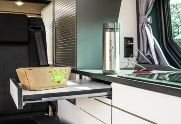 Très pratique cette tablette. Il faudra ajuster la position de la banquette en conséquence.