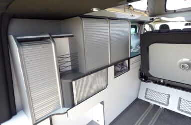 Une zone de rangement en apparence déstructuré mais qui offre pas mal de compartiments et de solutions.