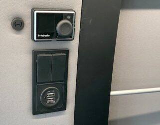 À main gauche en entrant, on accède tout de suite aux interrupteurs, sans compter le boitier de commande au chauffage et les prises USB.