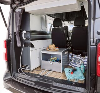 Démontable, le lit portefeuille peut rester à la maison pour retrouver un grand coffre.