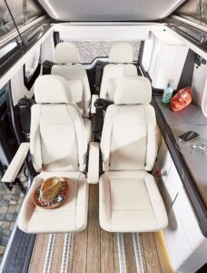 Homologué en six places route, le Cap Road est livré avec deux sièges individuels en rang 2. Les deux autres sont en supplément.