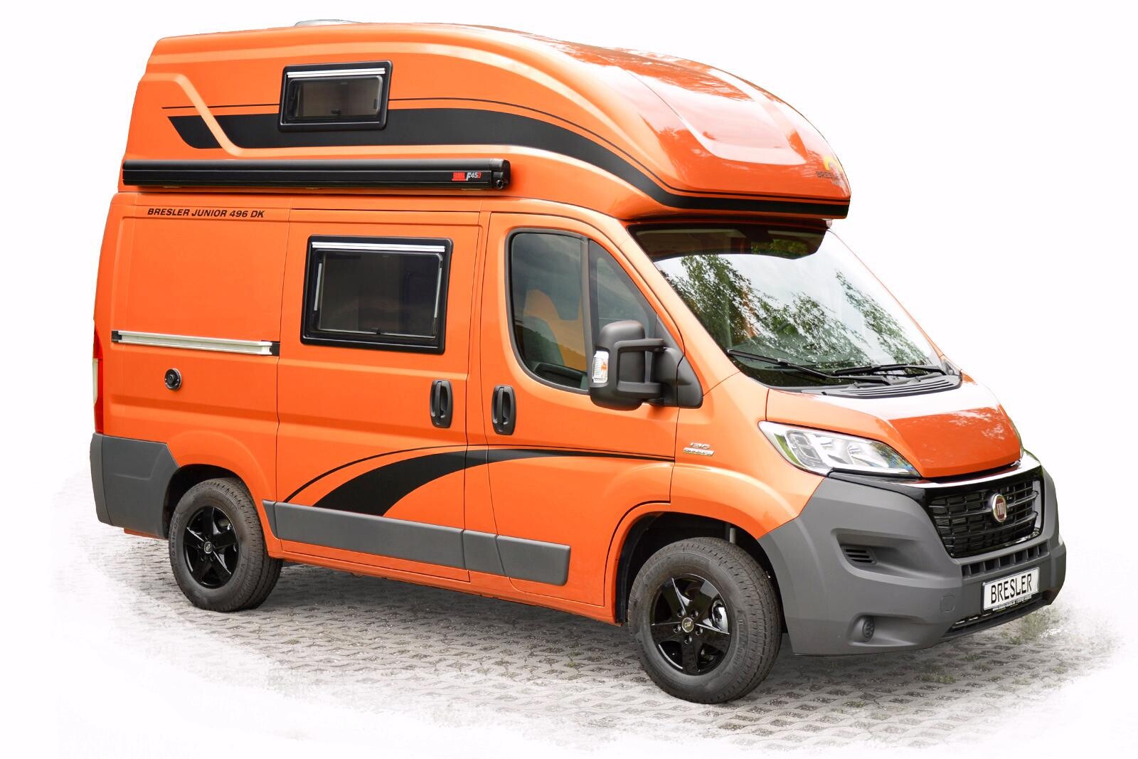 Marque allemande inconnue en France, Bresler décline plusieurs modèles compacts avec rehausse de toit sur Fiat/Citroën et Mercedes, ici le Junior 496 DK (Fiat, 4,96 m)
