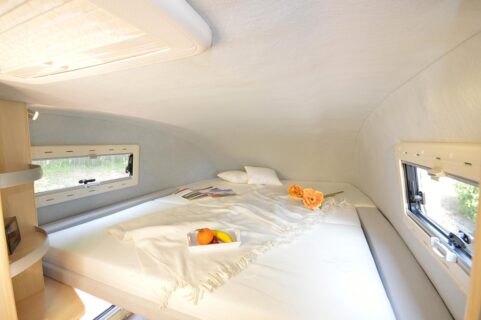 Le lit de pavillon affiche 200 x 170 cm