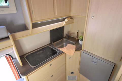 L'espace intérieur est compté, pour préserver les rangements le frigo à compression se contente de 65 L