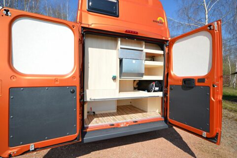 Le Bresler Junior 496 DK dispose d'une soute et d'ingénieux rangements compartimentés, uniquement accessibles par les portes arrière