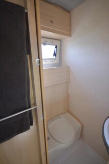 La salle d'eau est surélevée au dessus de la soute, on profite de la baie intégrée à l'arrière de la réhausse