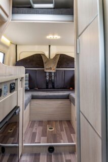 La dînette en U modulable dispose de 2 places route, elle est surmontée d'un lit de pavillon électrique