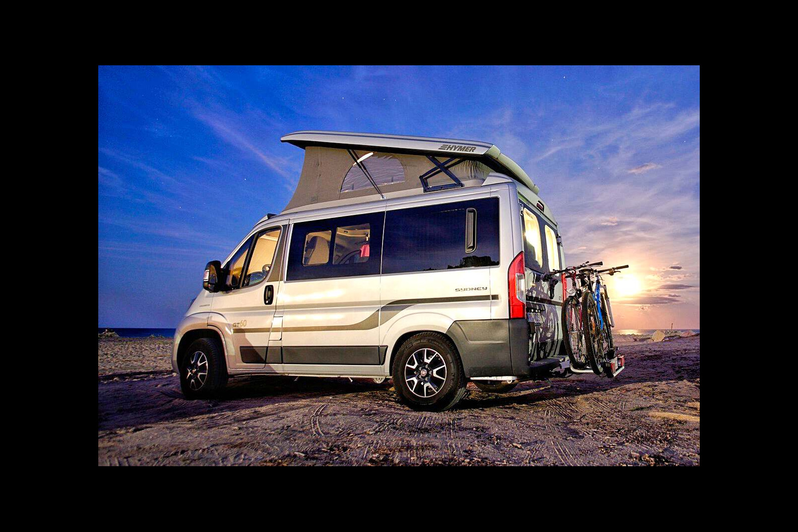 Sydney, le plus petit des fourgons Hymer Camper Vans (4,96 m) a tout pour plaire : 4 couchages, modularité de 3 à 5 places route, toit relevable...