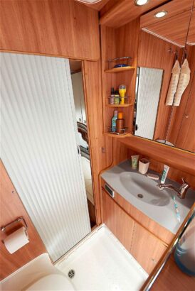 La salle d'eau du Vario 499 avec porte coulissante de séparation intérieure