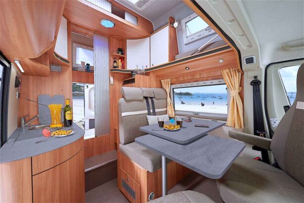 L'aménageur exploite la grande hauteur du Vario 499 pour y intégrer de nombreux rangements