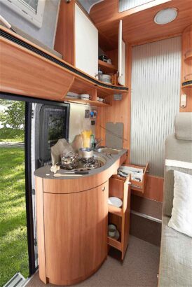 Une cuisine compacte aux belle finitions qui préserve un réchaud 3 feux