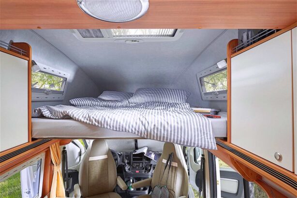 On a aura rarement vu un lit aussi grand : 205 x 170 cm dans un si petit fourgon de moins de 5 mètres de long